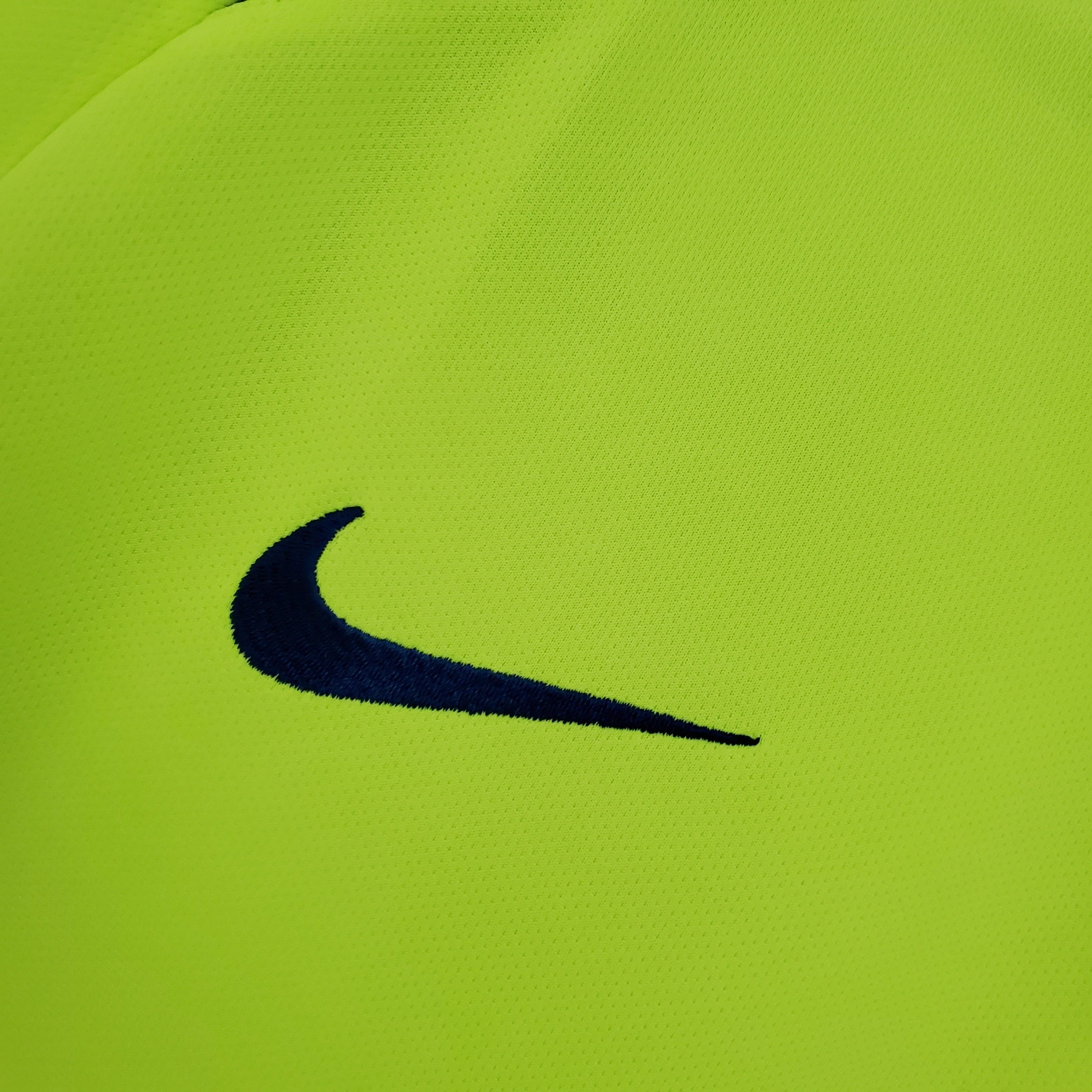 2005/06 Barcelona away kit - Image 5