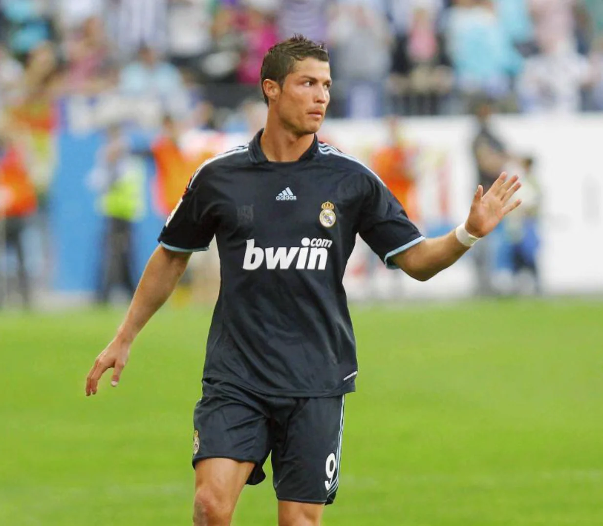 2009/2010 Real Madrid retro jersey - Image 10