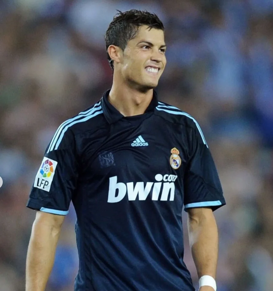 2009/2010 Real Madrid retro jersey - Image 11