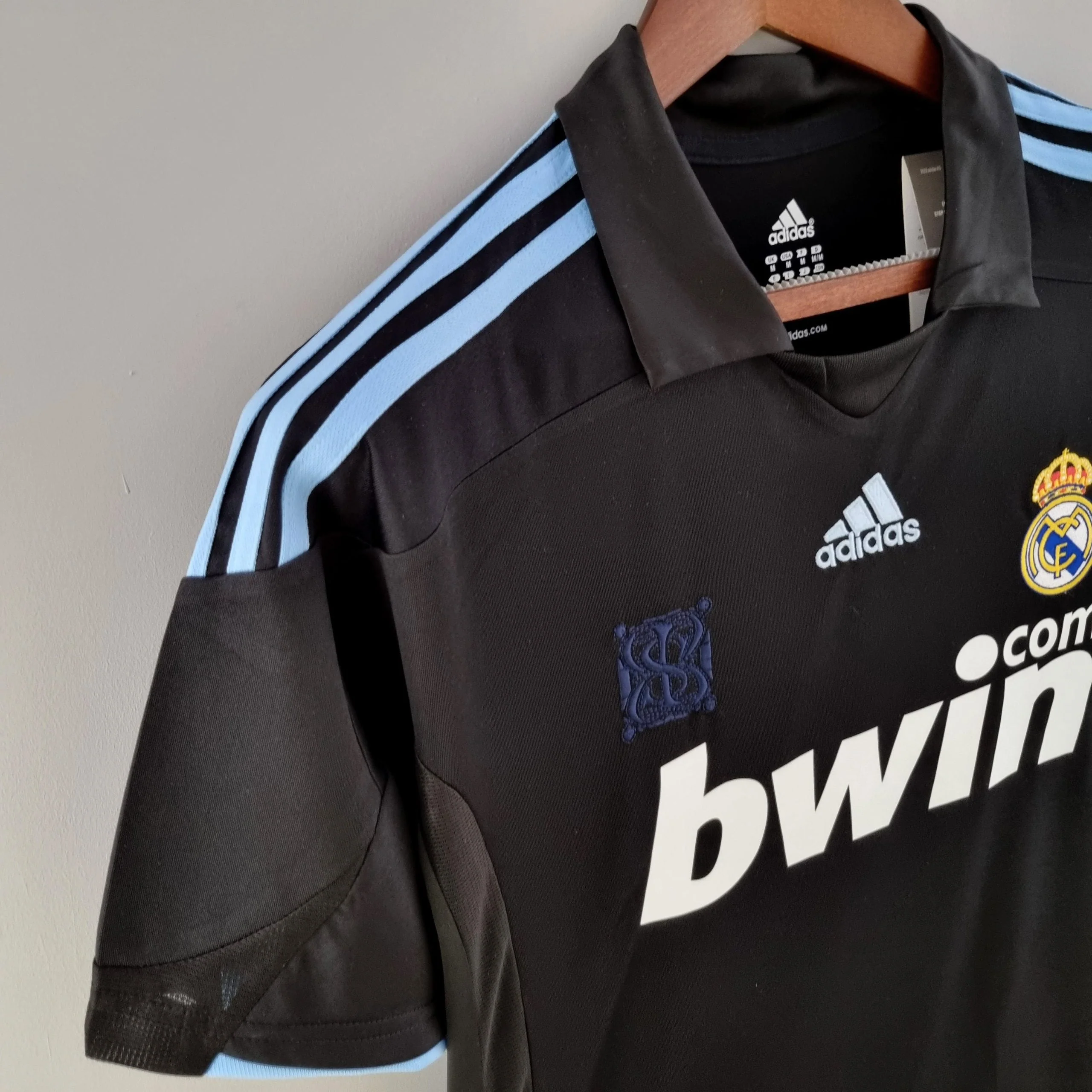 2009/2010 Real Madrid retro jersey - Image 4
