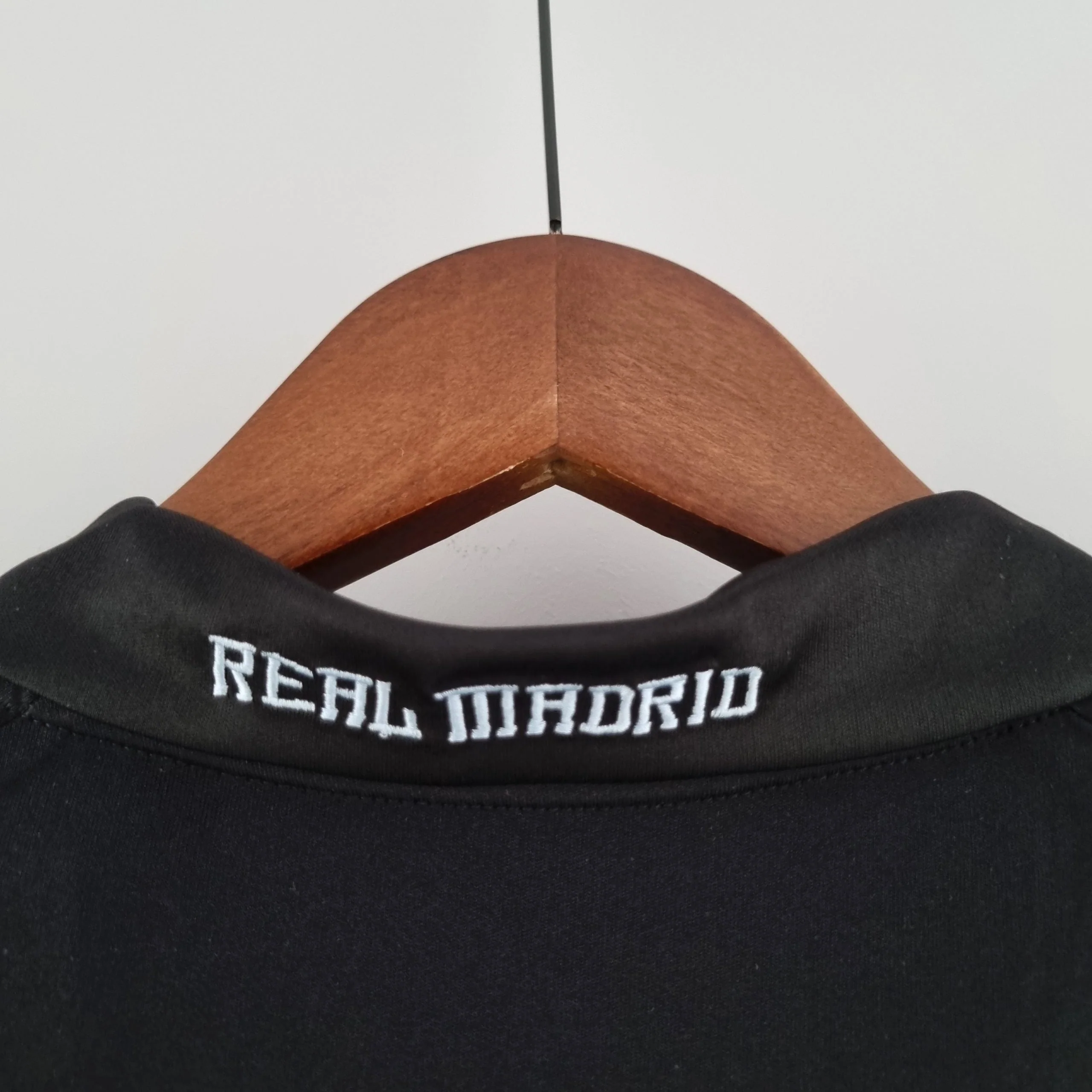 2009/2010 Real Madrid retro jersey - Image 7