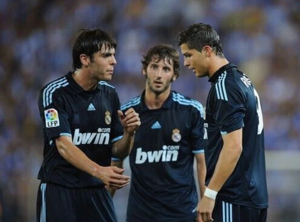 2009/2010 Real Madrid retro jersey - Image 9