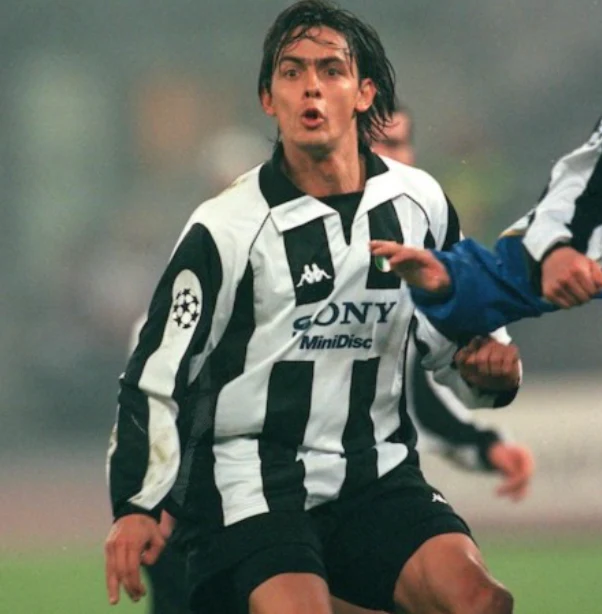 Juventus 1997-1998 Long Sleeve Home Kit - Image 10