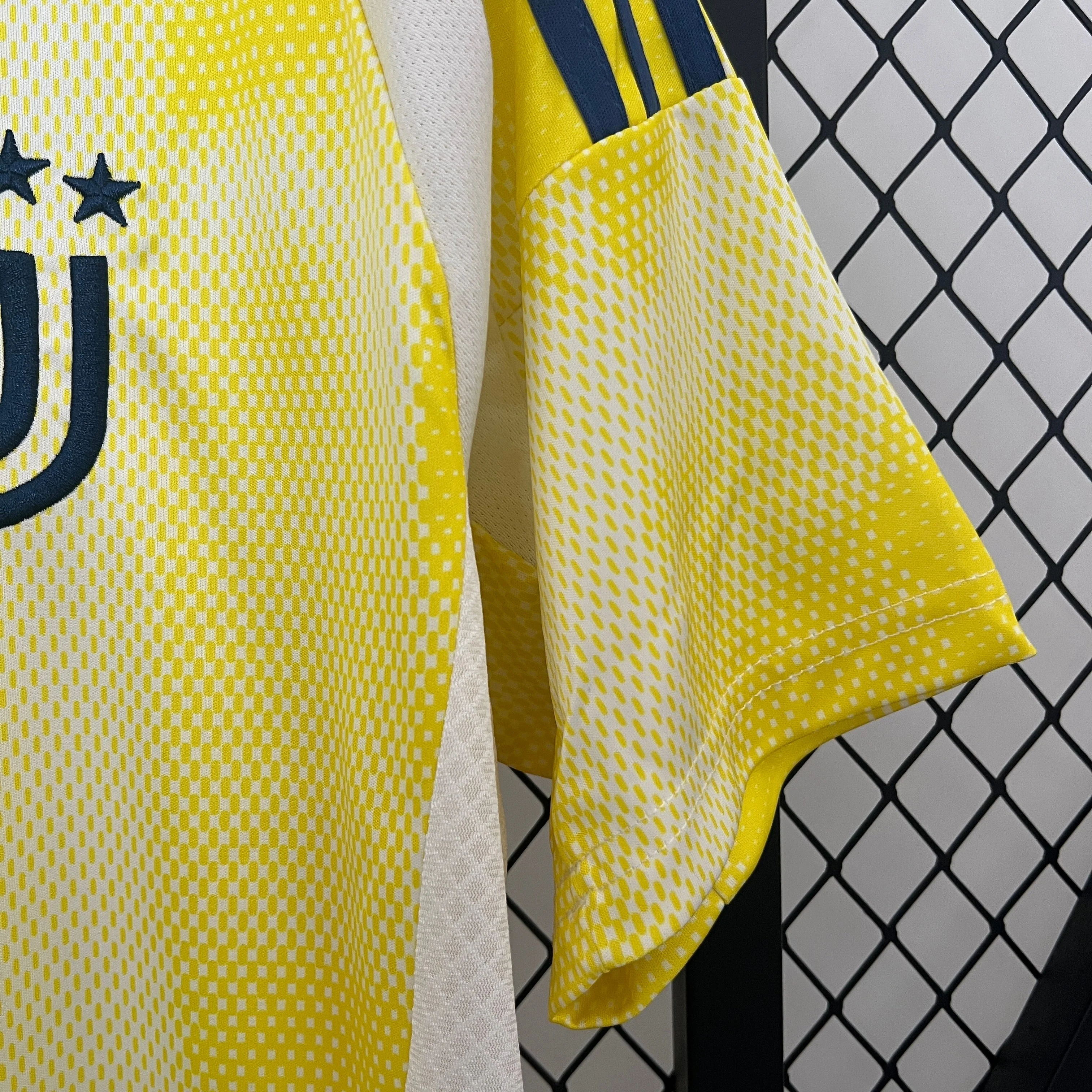 Juventus 24-25 Away - Image 4