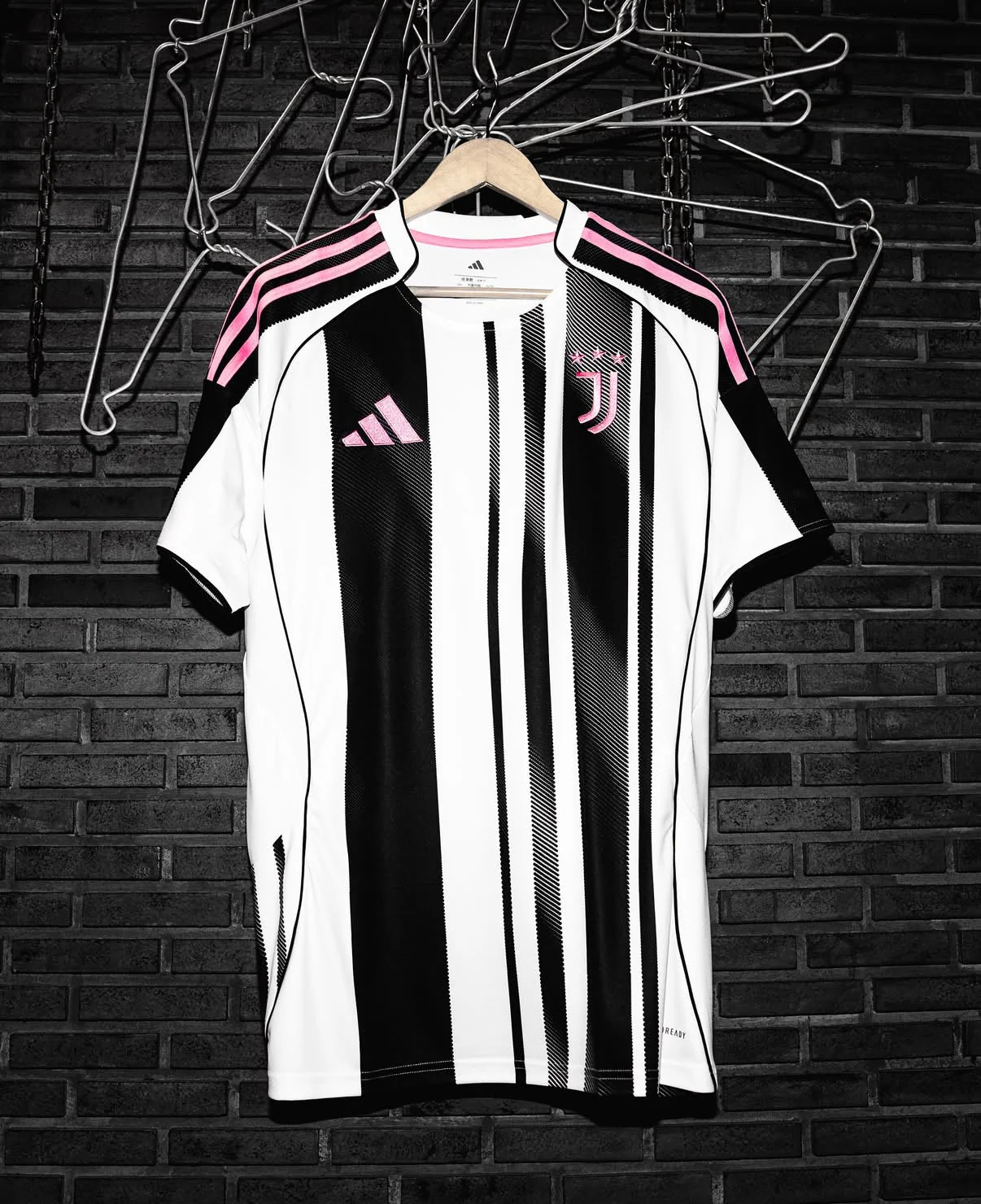 Juventus 25/26 home kit - Image 2