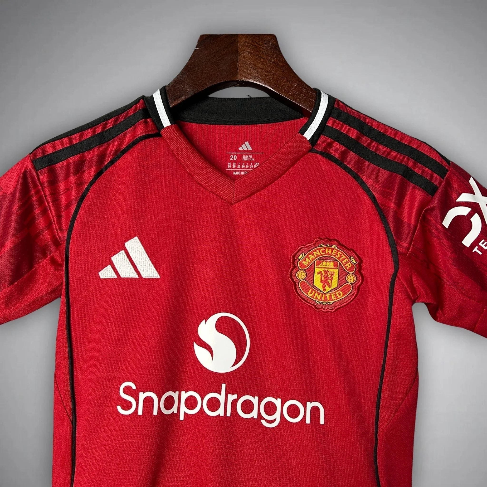 MANCHESTER UNITED KIDS JERSEY 2025/2026 - Image 2