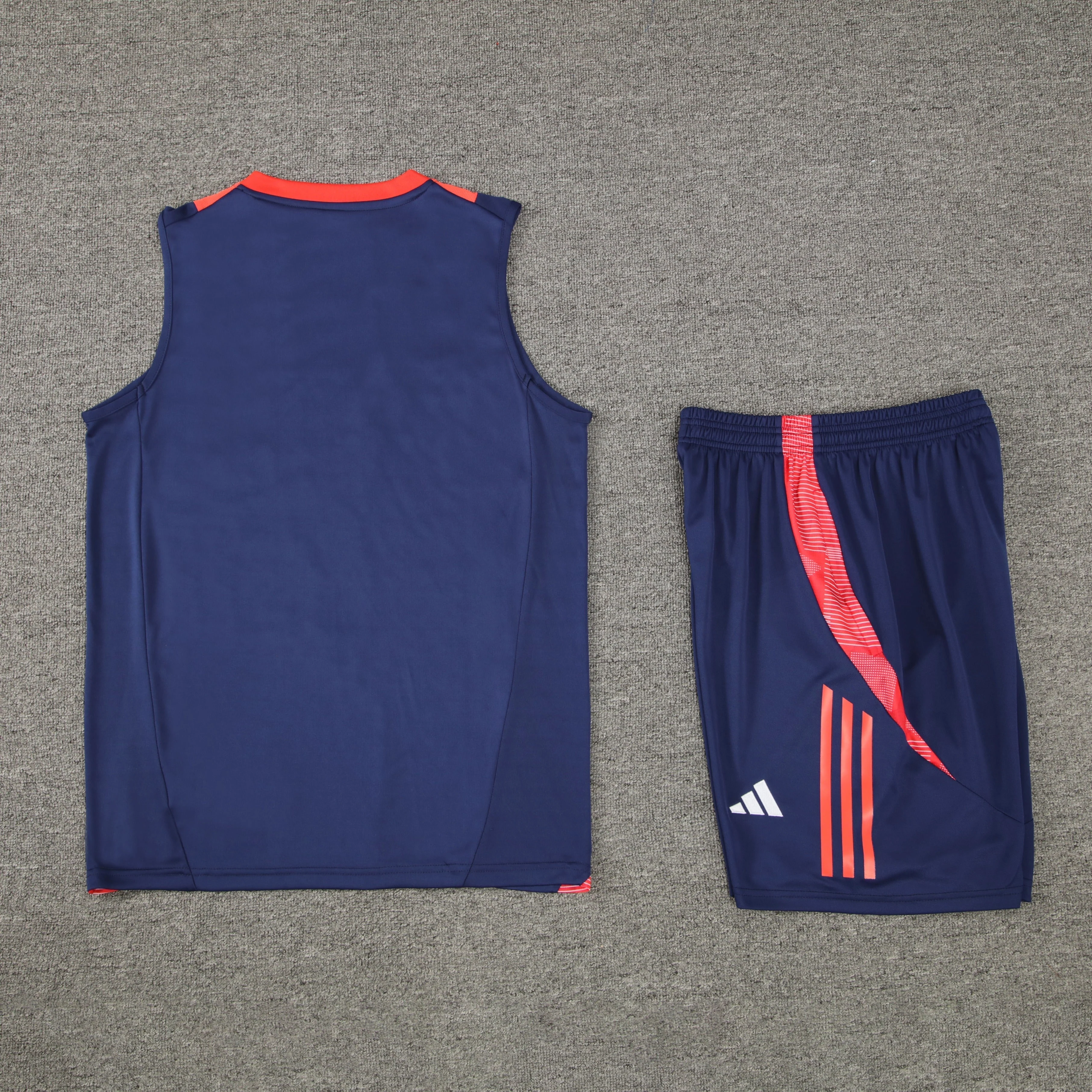 Manchester United sleeveless Pre match Training Set 2024/25 - Image 2
