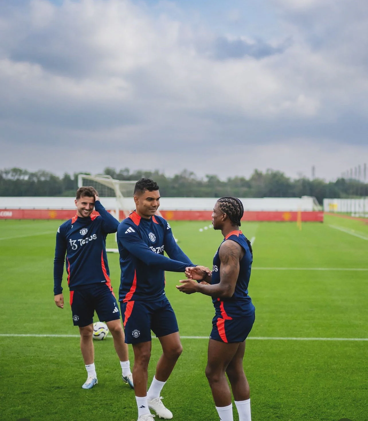 Manchester United sleeveless Pre match Training Set 2024/25 - Image 5