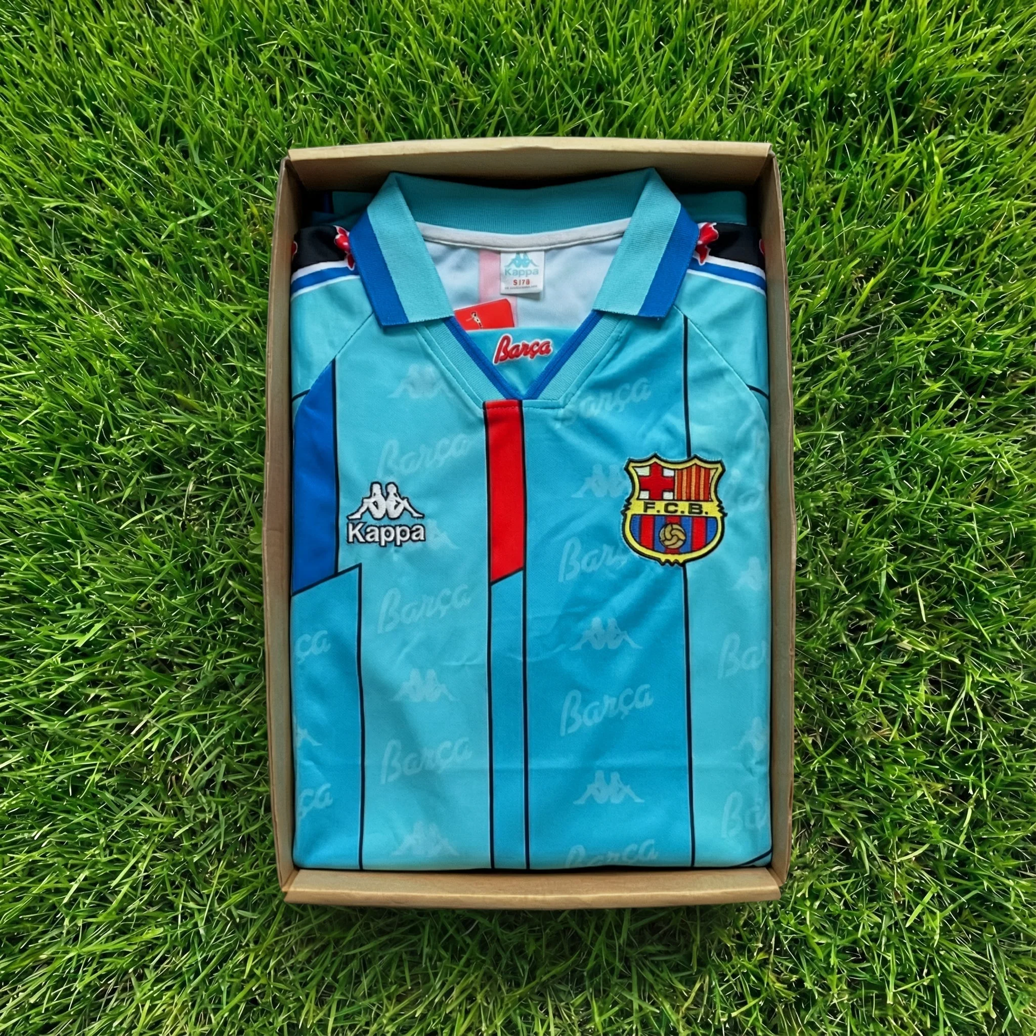 Retro Mystery Football Shirt Box (1 item) - Image 5