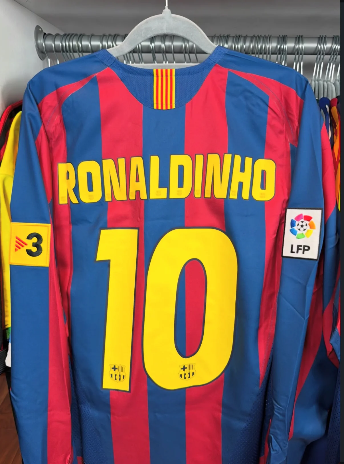 Ronaldinho retro jersey long sleeves Barcelona 2005 - Image 3