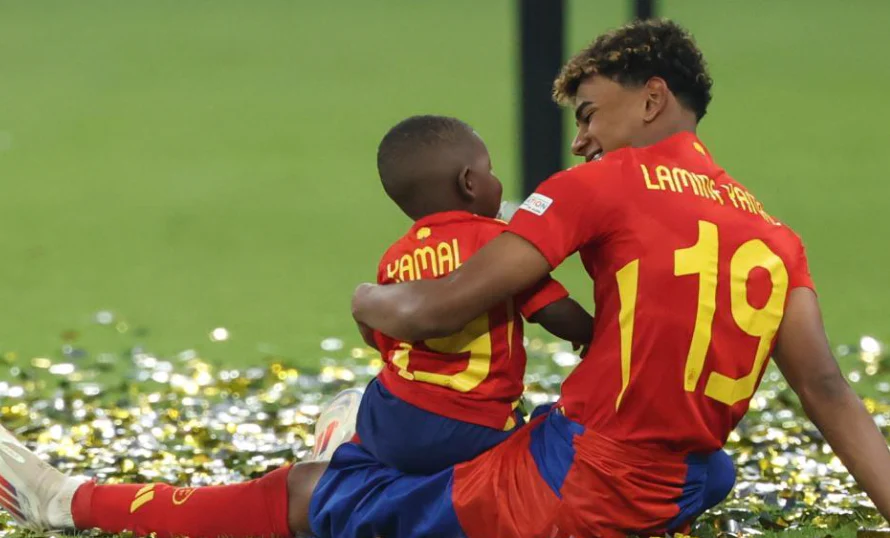 Spain Home Kit 2025 Kids - Image 3