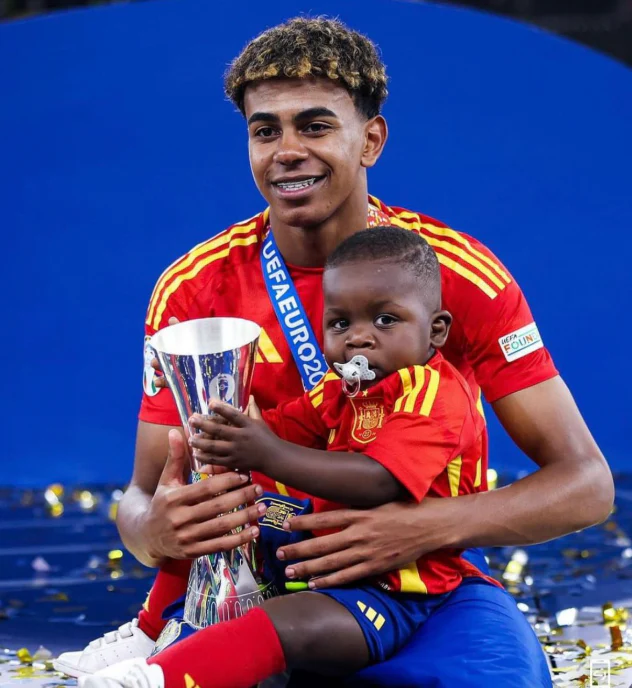Spain Home Kit 2025 Kids - Image 4