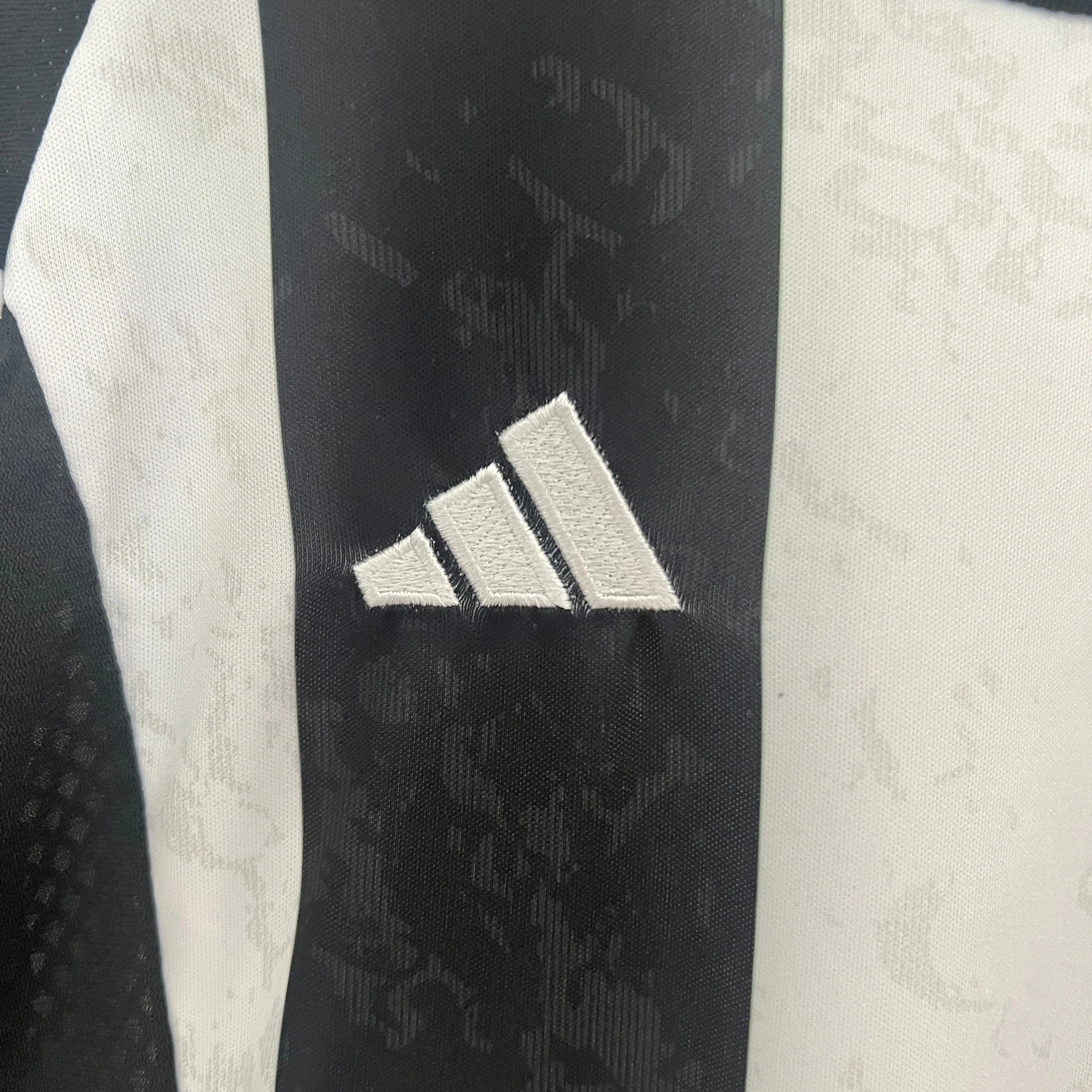 The Juventus 24/25 Kids Jersey - Image 8