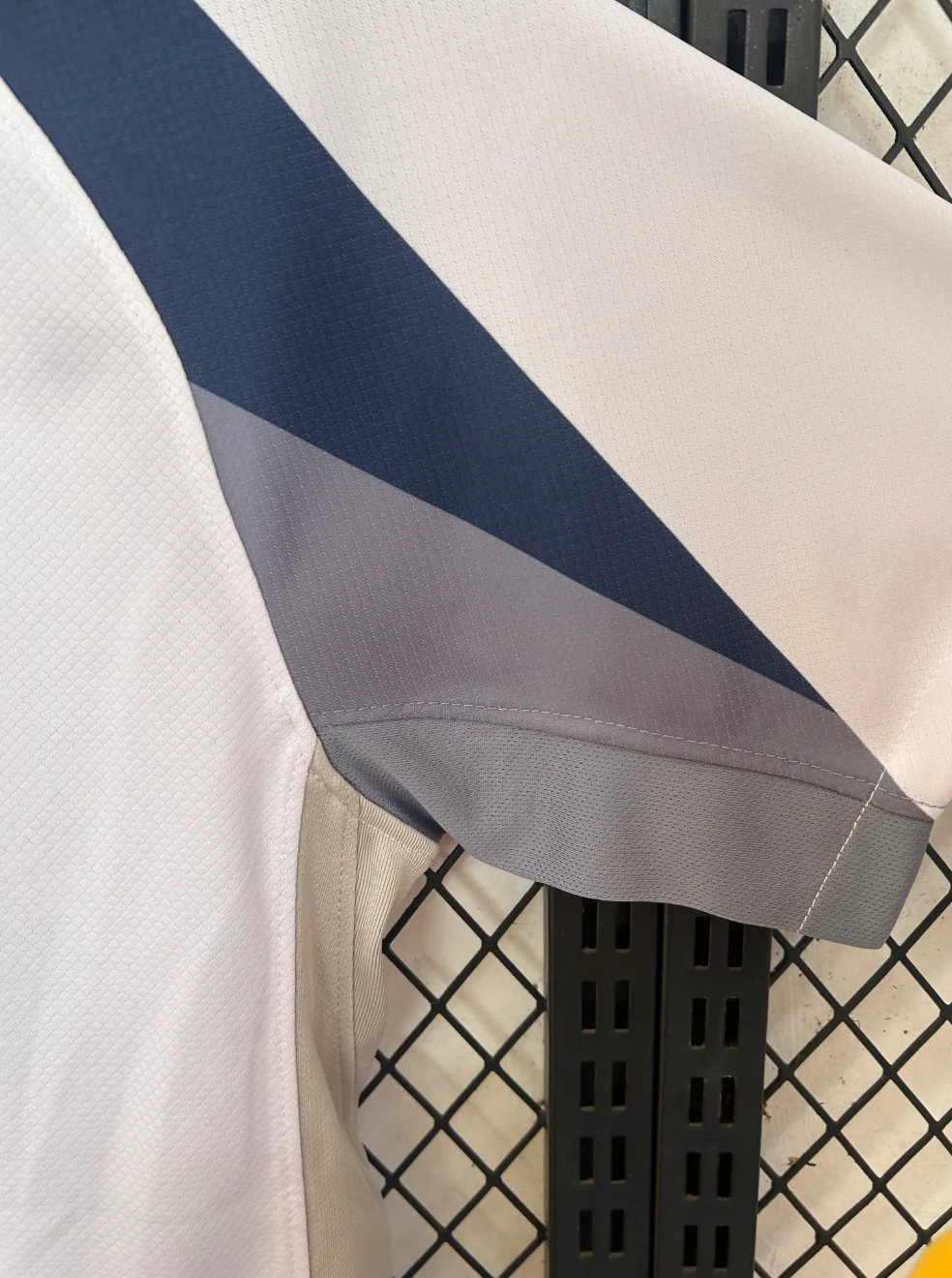 Tottenham Spurs 2025-2026 Home Kit - Image 5